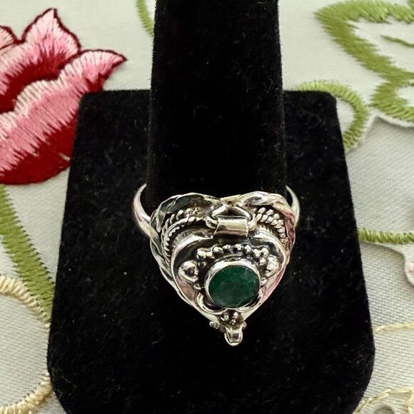 Faceted Round Emerald Gemstone Poison Locket Box Heart Ring Sterling Silver Sz 8 - Picture 2 of 9